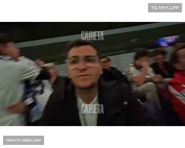 场边花絮:一位小球迷冲入场内与姆巴佩击掌,随后被安保人员带离 场边花絮:一位小球迷冲入场内与姆巴佩击掌,随后被安保人员带离