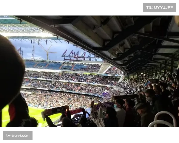 场边花絮：皇马对阵曼城比赛中，看台出现巨型Tifo致敬传奇